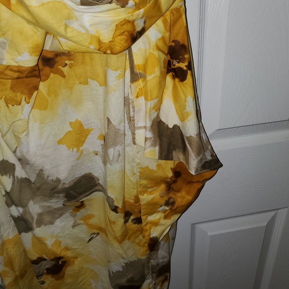 Yellow low V-neck Dress - Picture 5 of 6